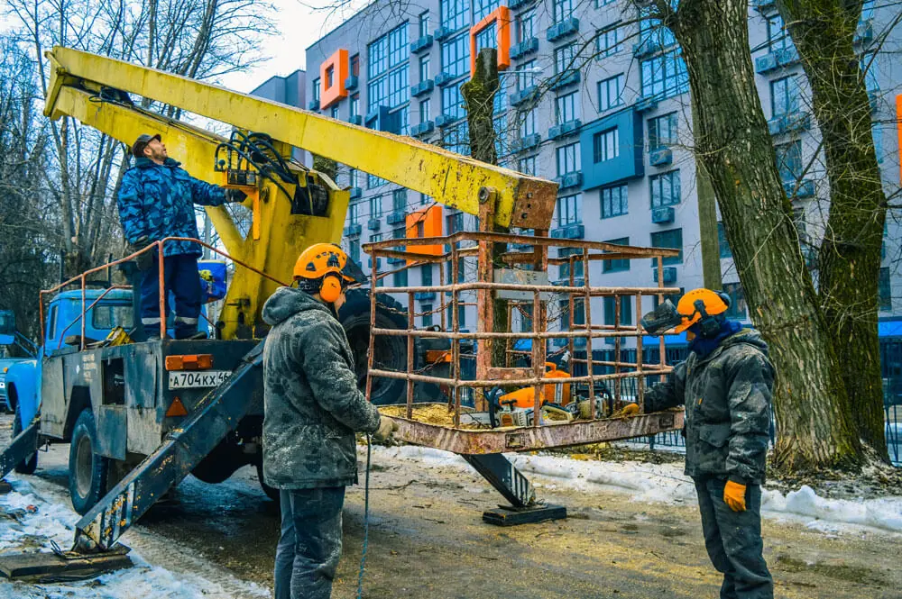 Арбористы на земле после работы на автовышке на базе ЗИЛа