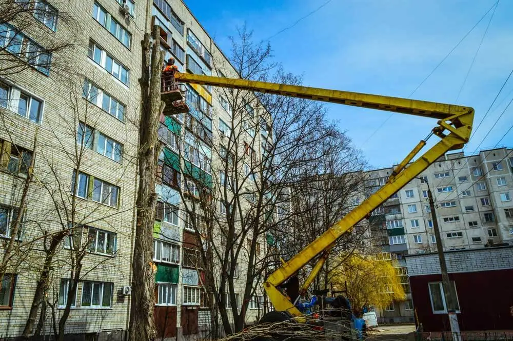 Длинная жёлтая стрела авытовышки