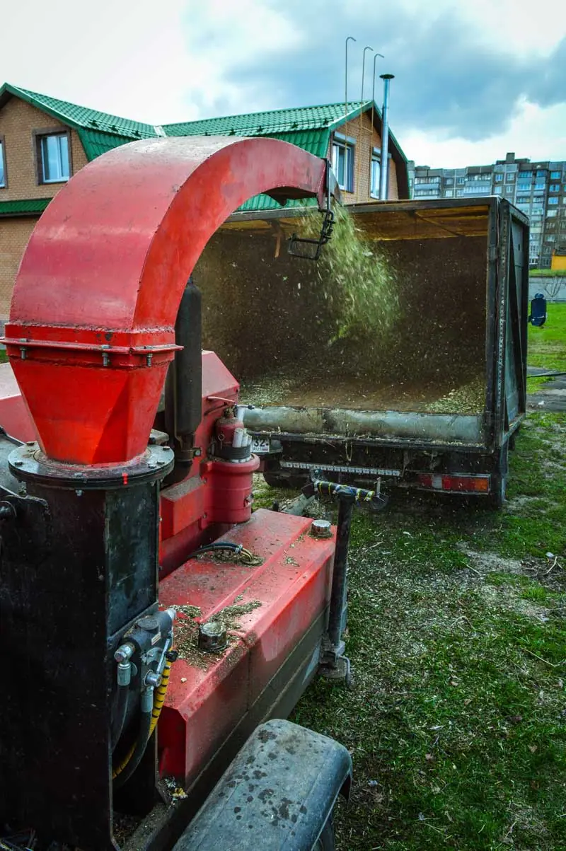 Измельчитель древесины набивает кузов ГАЗели щепой