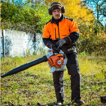 Коровин Максим заводит воздуходувку Stihl