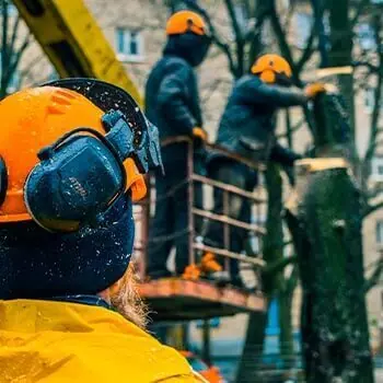 Бригадир следит за работой рабористов